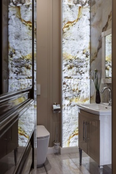 Фото интерьера гостевого санузла дома в стиле фьюжн