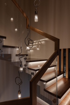Фото интерьера лестницы дома в стиле минимализм