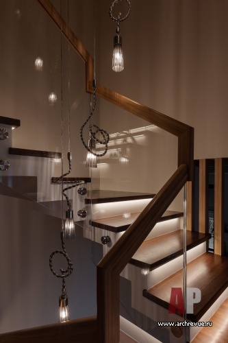 Фото интерьера лестницы дома в стиле минимализм