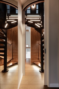 Фото интерьера лестницы дома в стиле минимализм