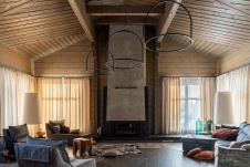 Фото интерьера каминной деревянного дома в стиле эко