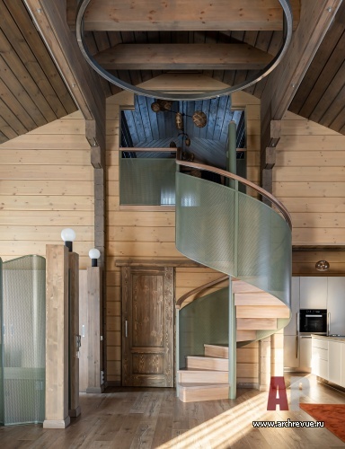 Фото интерьера лестничного холла деревянного дома в стиле эко Фото лестницы деревянного дома в стиле эко