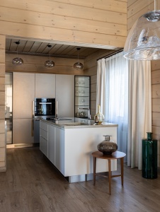 Фото интерьера кухни деревянного дома в стиле эко