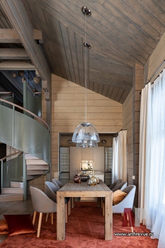Фото интерьера столовой деревянного дома в стиле эко