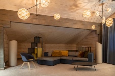 Фото интерьера мансарды деревянного дома в стиле эко Фото интерьера зоны отдыха деревянного дома в стиле эко