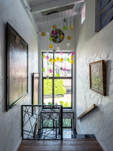 Фото лестницы таунхауса в стиле китч
