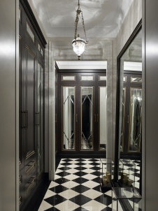 Фото интерьера входной зоны квартиры в классическом стиле Фото интерьера гардеробной квартиры в классическом стиле