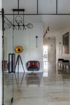 Фото интерьера входной зоны дома в стиле фьюжн