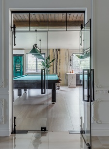 Фото интерьера бильярдной дома в стиле фьюжн