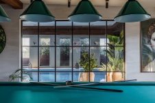 Фото интерьера бассейна дома в стиле фьюжн