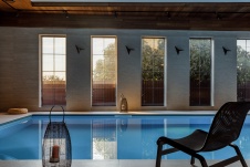Фото интерьера бассейна дома в стиле фьюжн