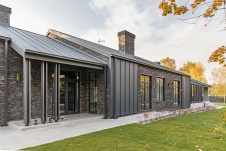 Фото фасада дома в стиле фьюжн