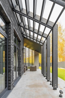 Фото фасада дома в стиле фьюжн