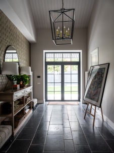Фото интерьера входной зоны дома в стиле фьюжн