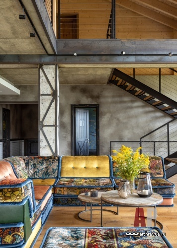 Фото интерьера лестничного холла дома в стиле шале
