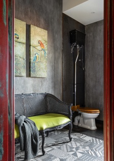 Фото интерьера гостевого санузла дома в стиле шале