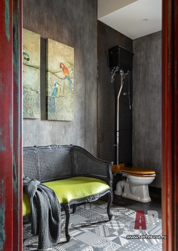 Фото интерьера гостевого санузла дома в стиле шале