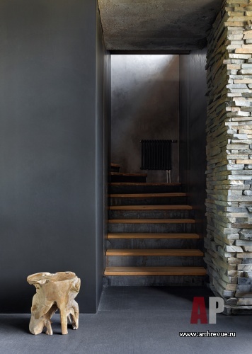 Фото интерьера лестницы дома в стиле шале
