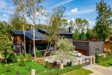 Фото фасада дома в стиле фьюжн