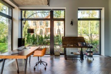 Мастерская хозяйки дома (она известный фотограф) расположена в стеклянном объеме с видом на лес. Мебель в стиле лофт из дерева и металла с брутальным 