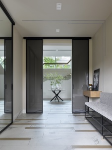 Фото интерьера входной зоны дома в стиле фьюжн