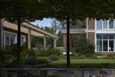 Фото фасада дома в стиле фьюжн