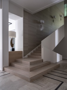 Фото лестницы дома в стиле фьюжн Фото интерьера лестничного холла дома в стиле фьюжн