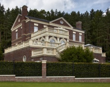 Фото фасада резиденции в классическом стиле