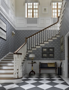 Фото интерьера лестничного холла резиденции в классическом стиле