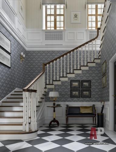 Фото интерьера лестничного холла резиденции в классическом стиле