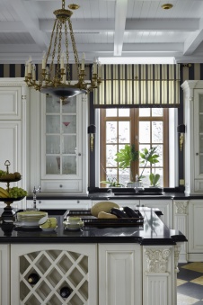 Фото интерьера кухни резиденции в классическом стиле