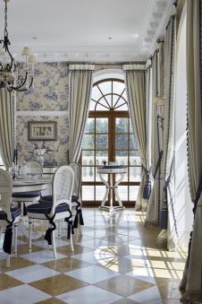 Фото интерьера столовой резиденции в классическом стиле