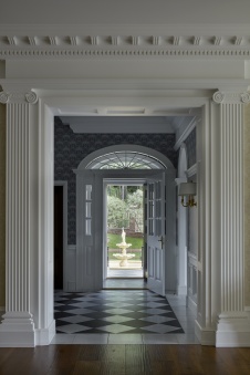 Фото интерьера коридора резиденции в классическом стиле