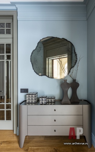 Фото интерьера входной зоны дома в нормандском стиле