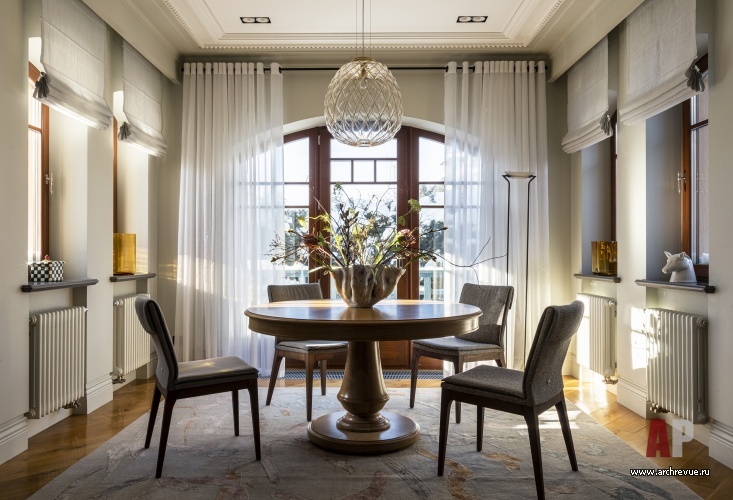 Фото интерьера столовой дома в нормандском стиле