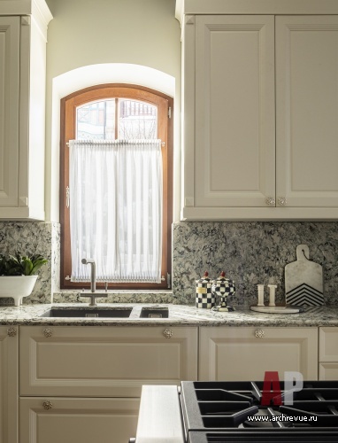 Фото интерьера кухни дома в нормандском стиле