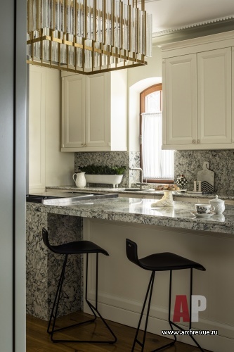 Фото интерьера кухни дома в нормандском стиле