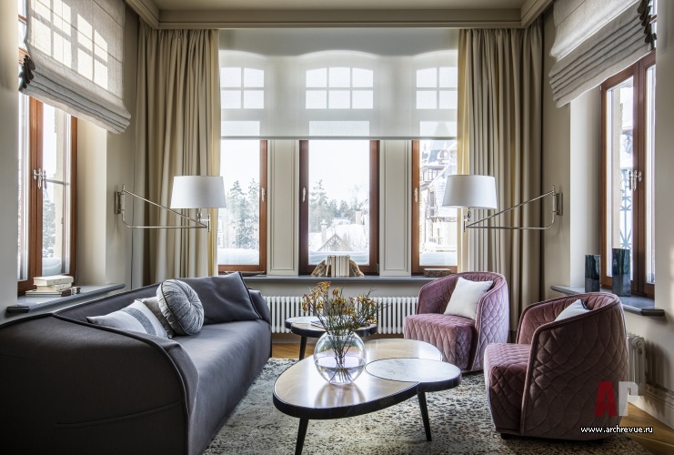 Фото интерьера гостиной дома в нормандском стиле