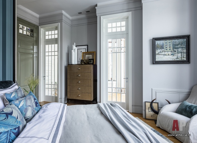 Фото интерьера спальни дома в нормандском стиле