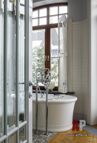 Фото интерьера ванной комнаты дома в нормандском стиле