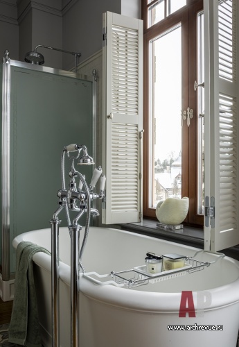 Фото интерьера ванной комнаты дома в нормандском стиле