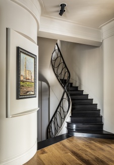 Фото интерьера лестничного холла дома в нормандском стиле