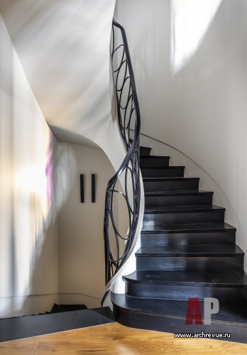 Фото лестницы дома в нормандском стиле