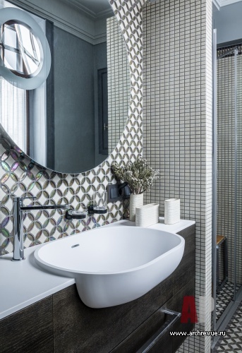 Фото интерьера гостевого санузла дома в нормандском стиле