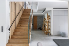 Фото интерьера лестницы дома в эко-стиле