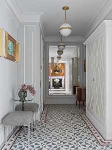 Фото интерьера входной зоны квартиры в классическом стиле