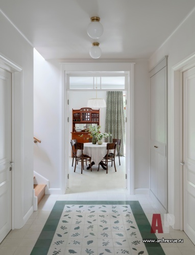 Фото интерьера входной зоны дома в стиле фьюжн