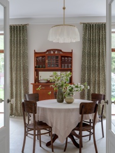 Фото интерьера столовой комнаты дома в стиле фьюжн