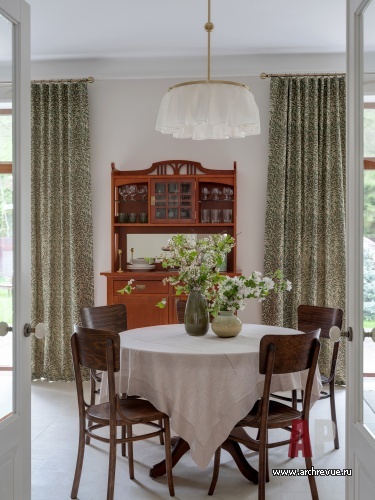 Фото интерьера столовой комнаты дома в стиле фьюжн
