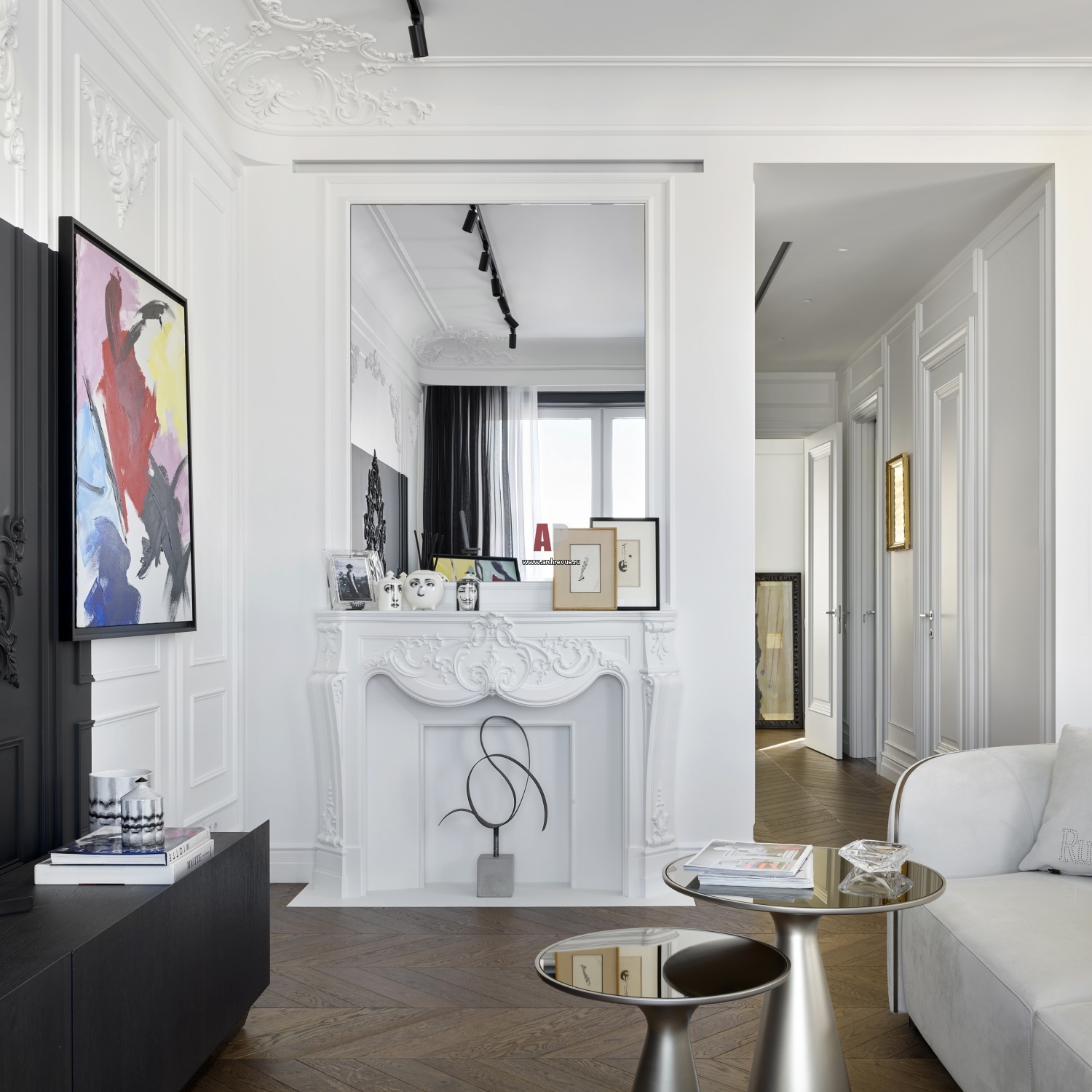 Фото интерьера каминной квартиры в стиле неоклассика